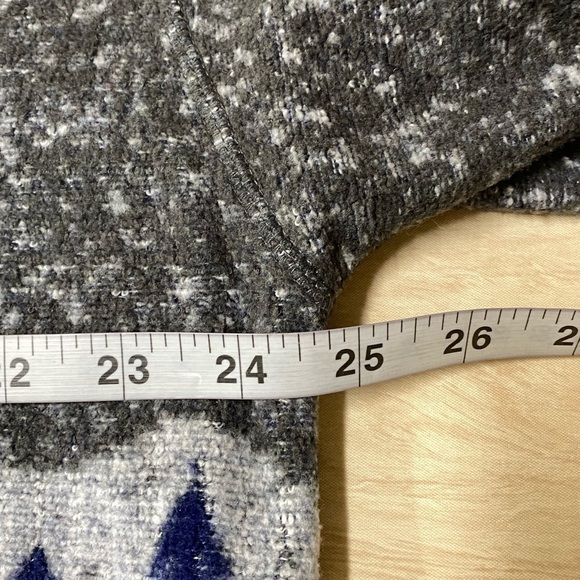 Disney Store Sweater Fleece Pooh Eeyore Gray Snowflakes Trees Holidays  Size L - Picture 5 of 6